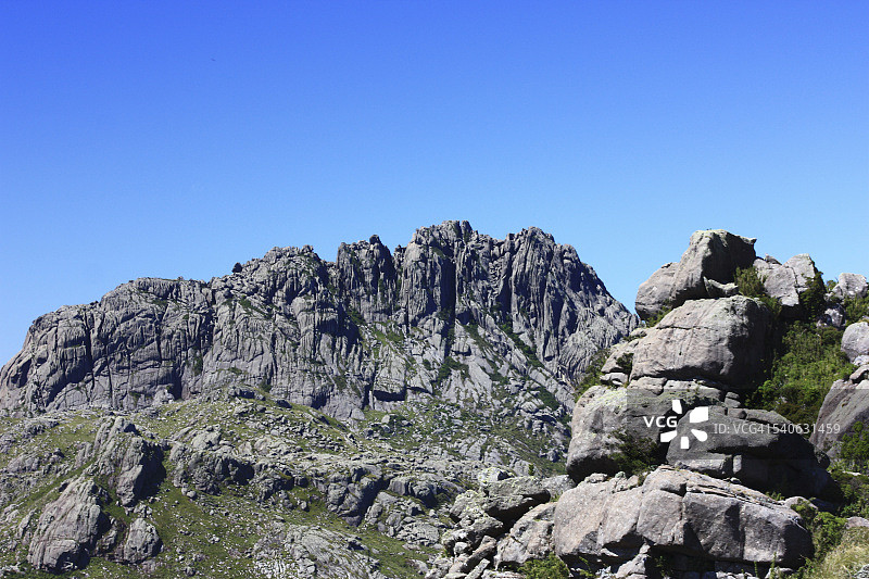 巴西伊塔蒂亚亚国家公园的黑针峰图片素材