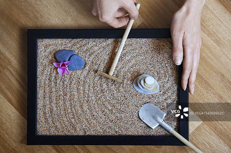 女人在托盘里制作传统日式枯山水图片素材