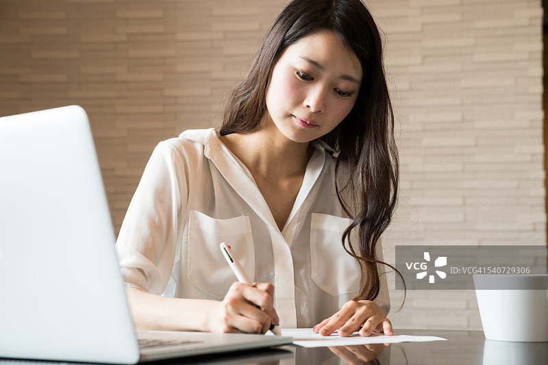女人填写重要纸质文件图片素材