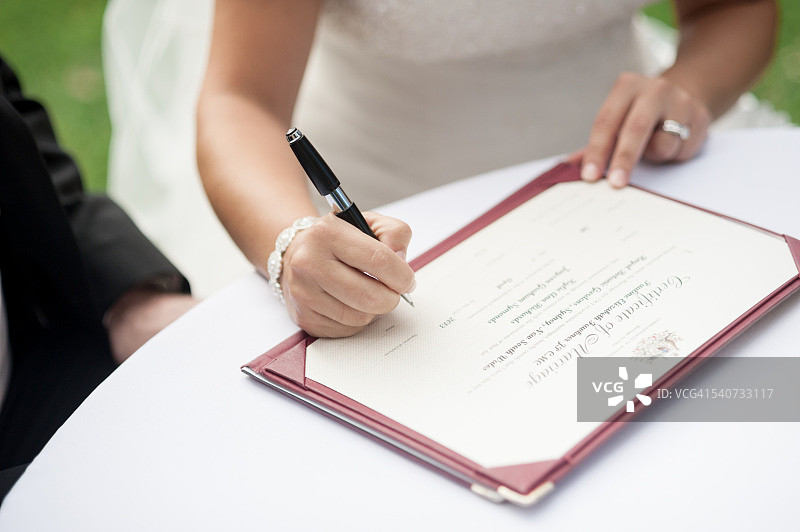 新娘正在签署结婚证书图片素材