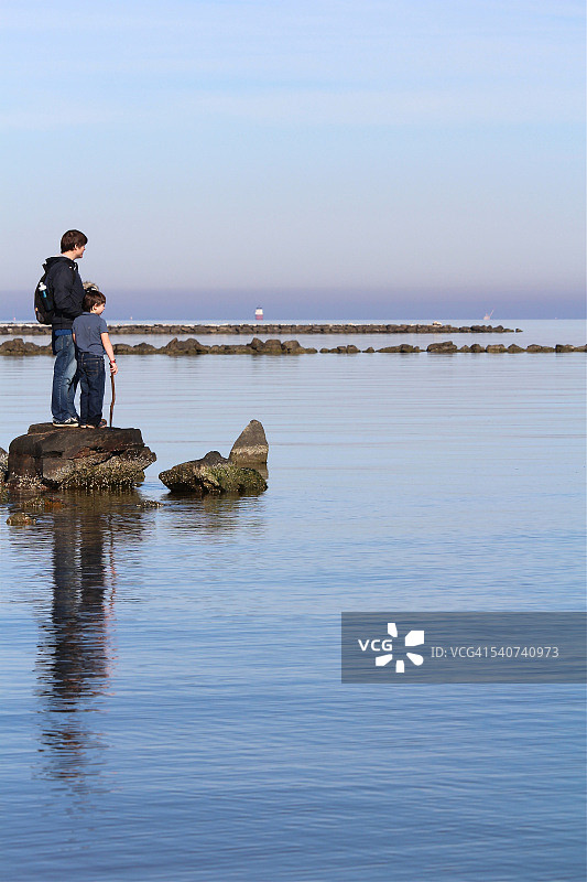 父子站在水边图片素材