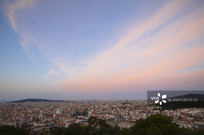 从奎尔公园俯瞰巴塞罗那的日落图片素材