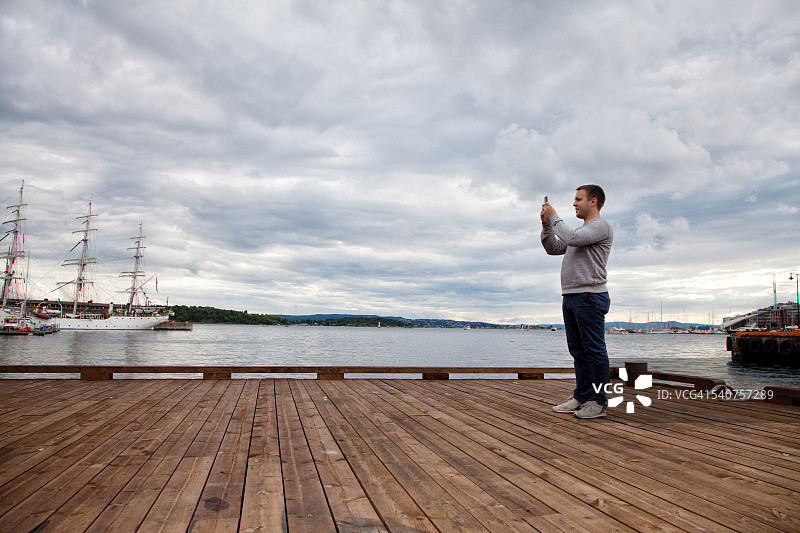 年轻男人用手机拍照图片素材
