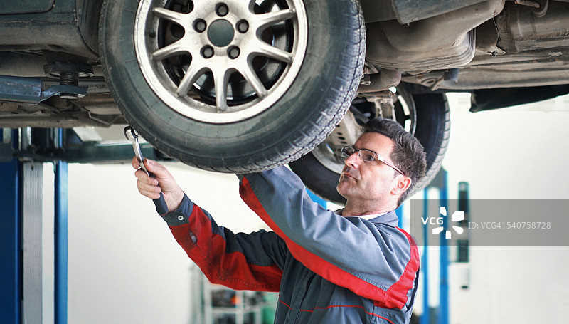 工作中汽车修理工图片素材