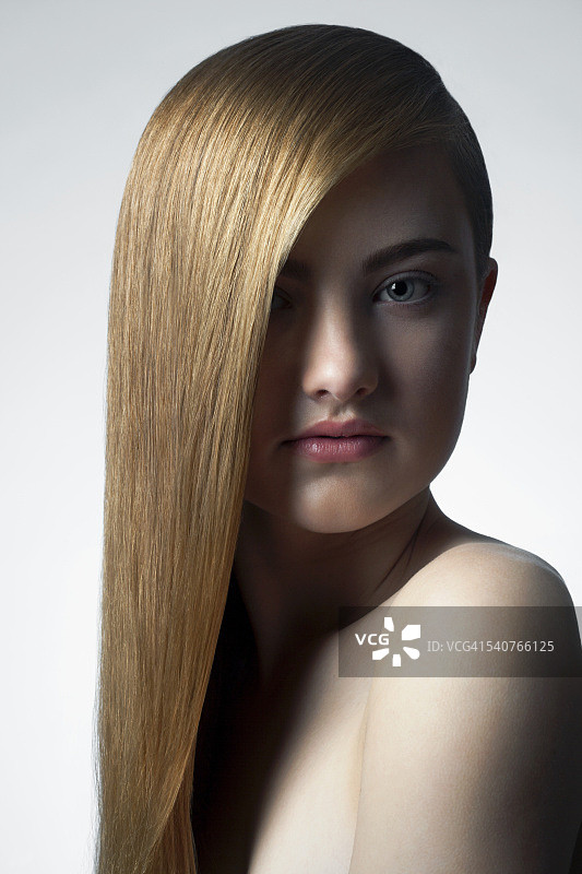 长发飘逸的少女肖像图片素材