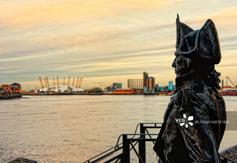 俯瞰泰晤士河的纳尔逊勋爵雕像图片素材