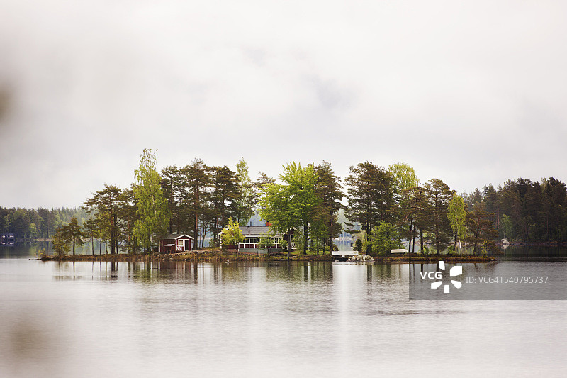 小岛上的树木和房屋图片素材