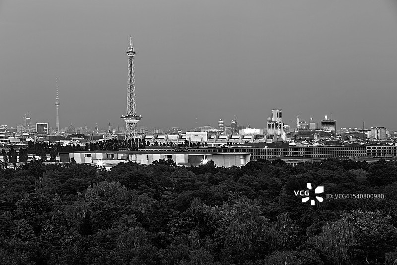 德国柏林夜景：电视塔和广播塔（黑白照片）图片素材