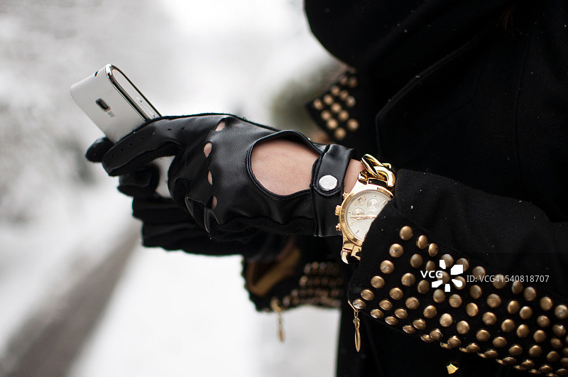 拿着手机的女孩图片素材