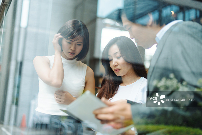 几位同事指出关键的商业策略图片素材