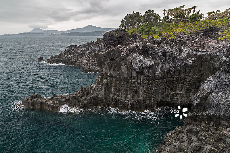 韩国济州岛大浦柱状节理带悬崖图片素材