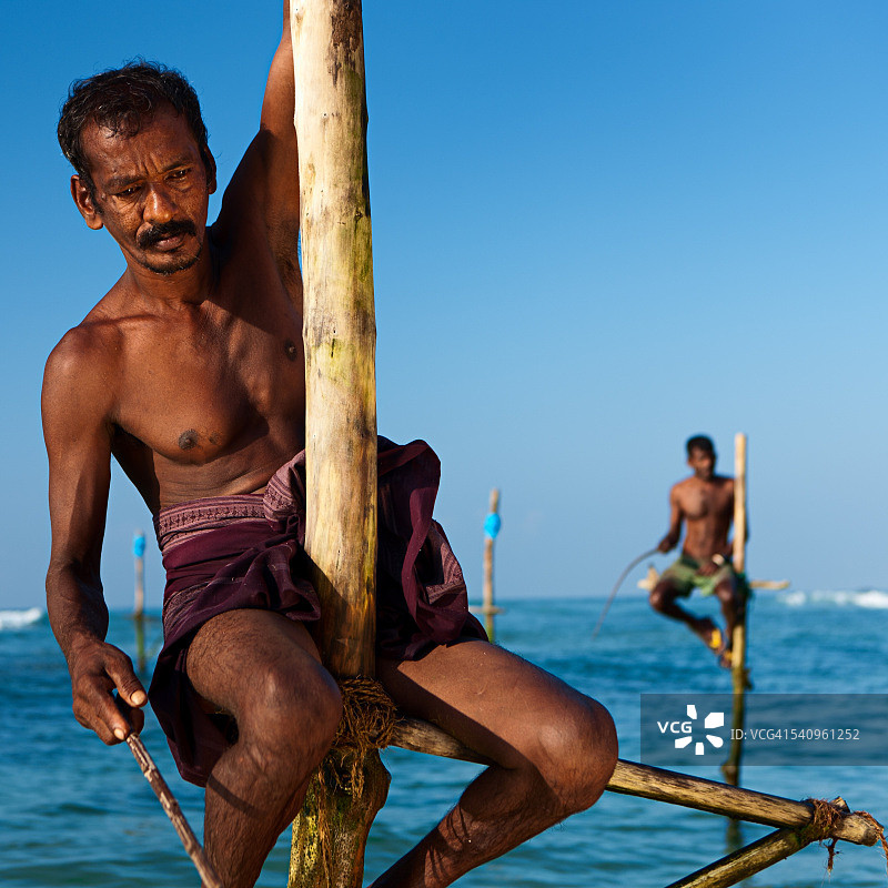亚洲斯里兰卡加勒附近的高跷捕鱼渔民图片素材