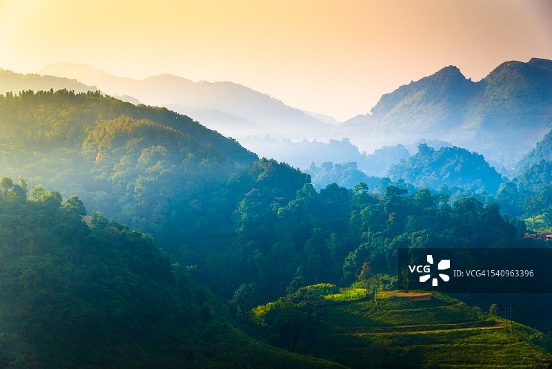 泰国北部山区的清晨日出全景图片素材