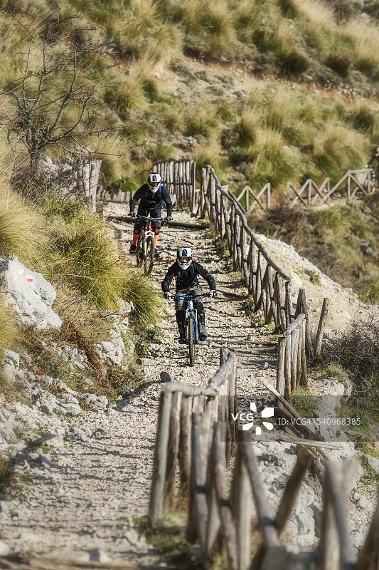 两名骑行者在山路上奔跑图片素材