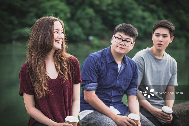 青少年男孩盯着漂亮的女孩图片素材