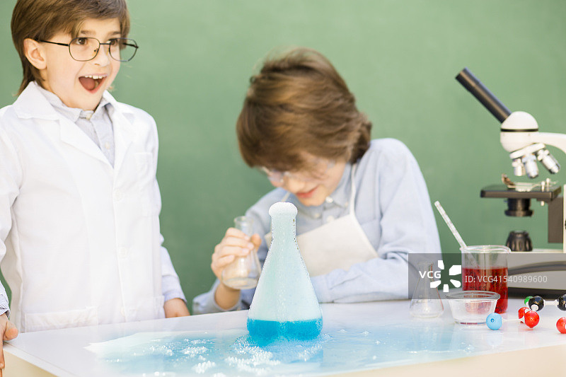 小学生合作进行科学实验图片素材