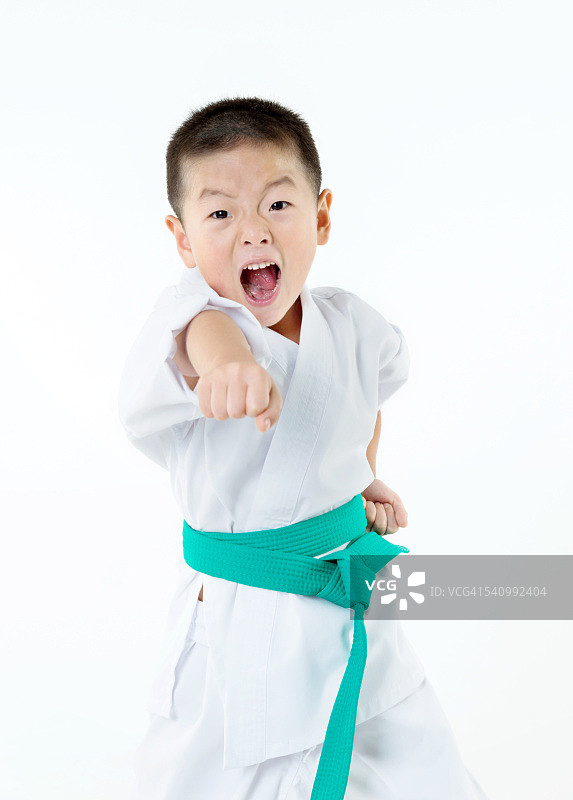 正在出拳的男孩图片素材