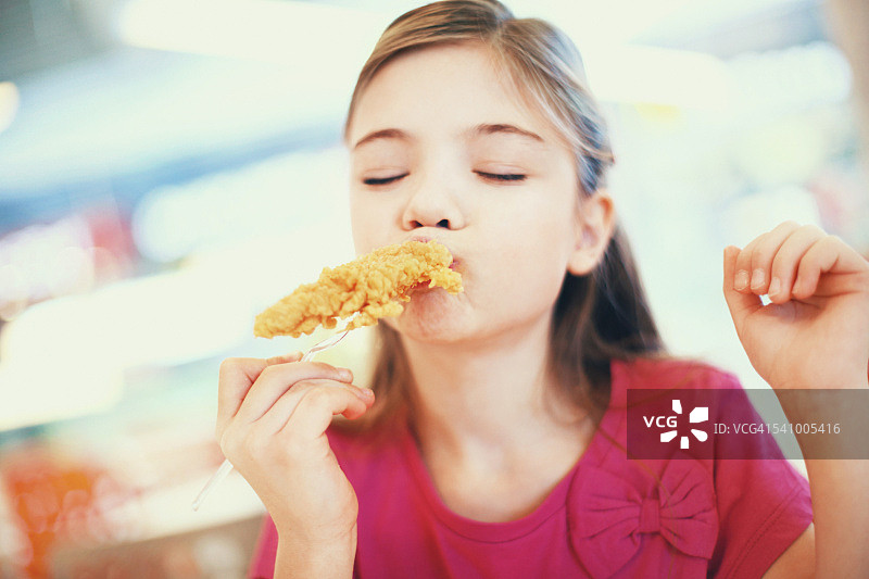 小女孩吃炸鸡图片素材