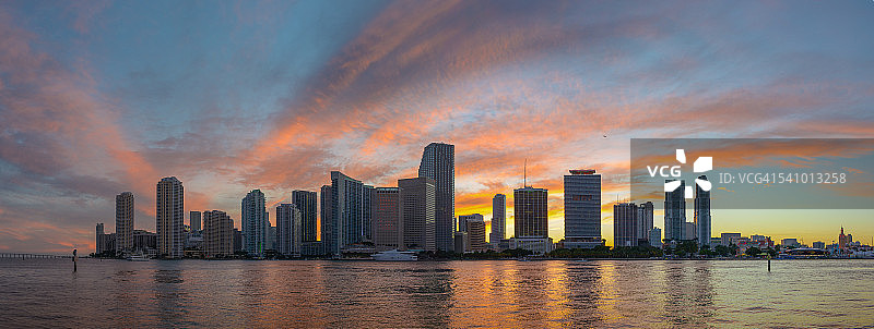 迈阿密天际线上的彩色天空图片素材