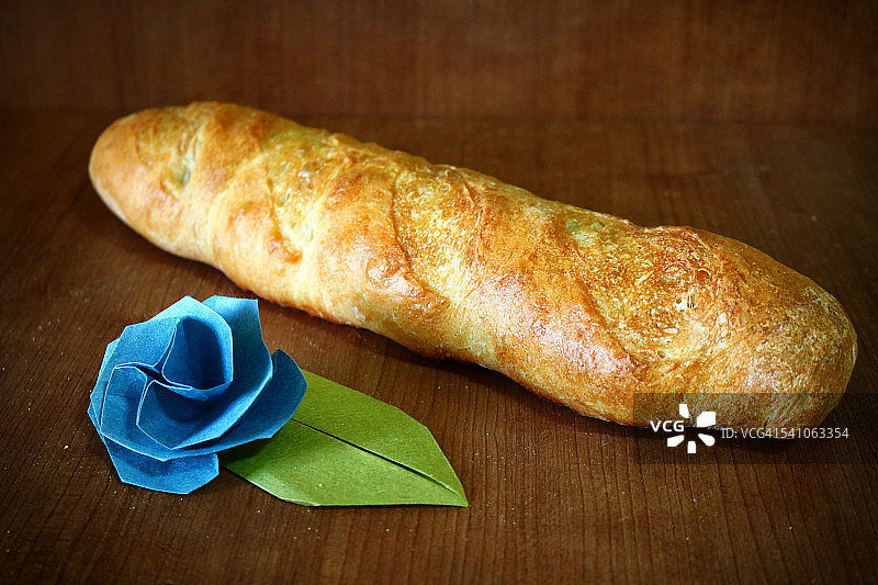 蓝色折纸玫瑰乡村法棍图片素材