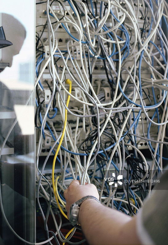技术员调整电脑线缆图片素材