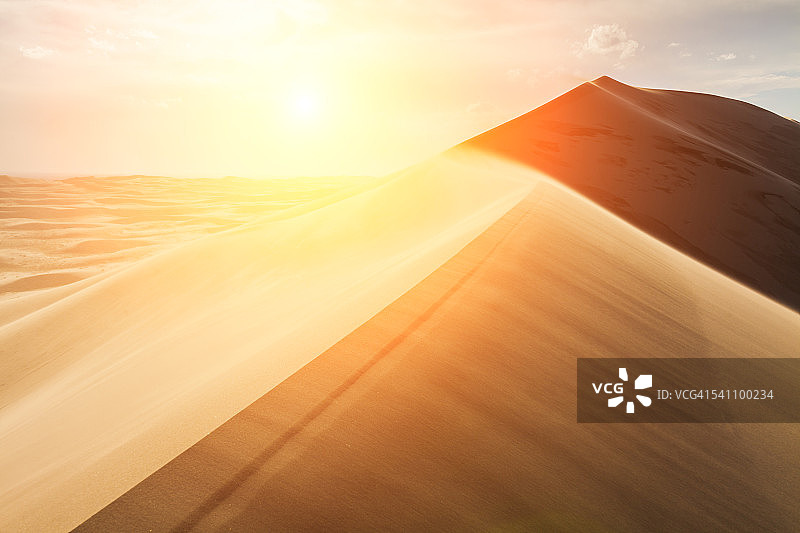 戈壁的日落沙丘图片素材