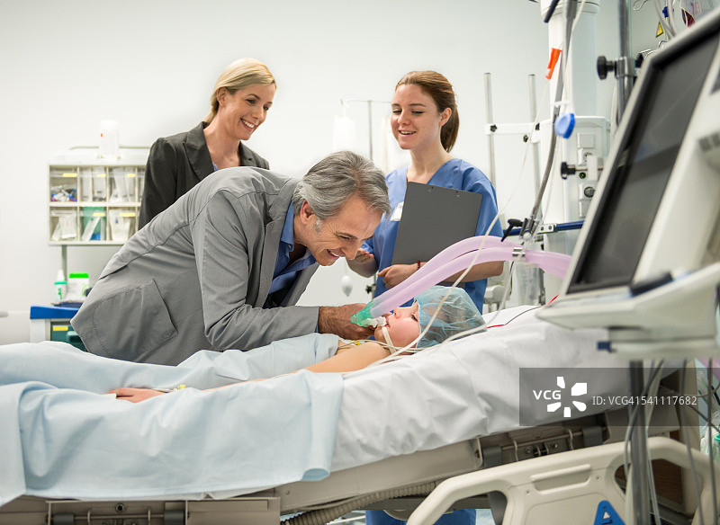 父母探望住院的女儿图片素材