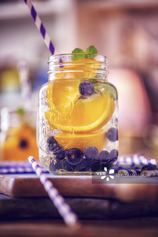 蓝莓和橙子浸泡水图片素材