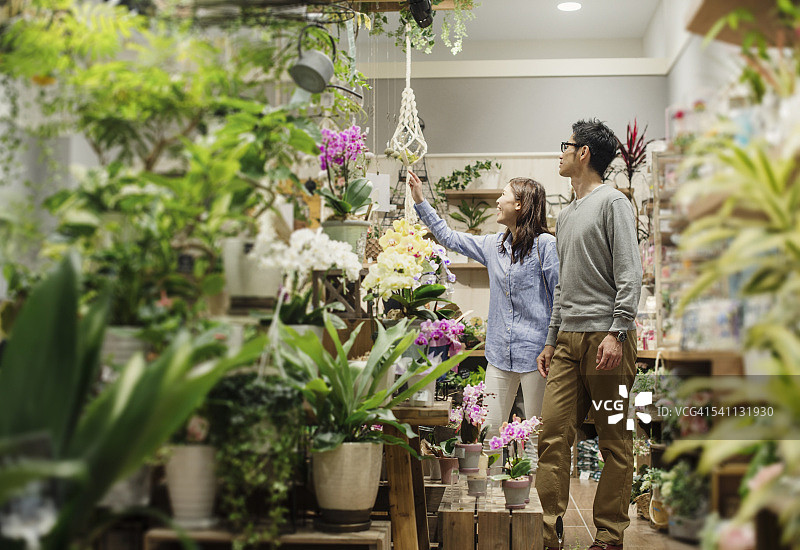 情侣在花店挑选鲜花图片素材
