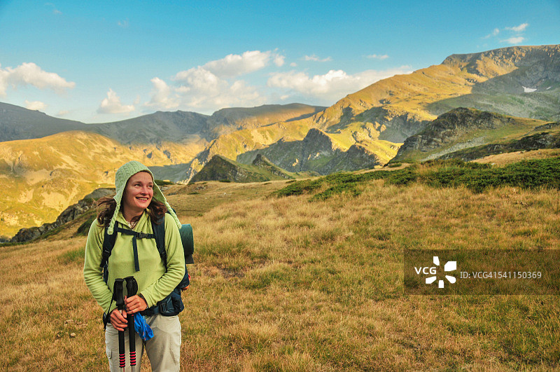 年轻女子在山中徒步图片素材