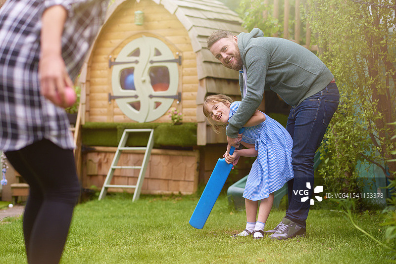 父女的板球比赛图片素材