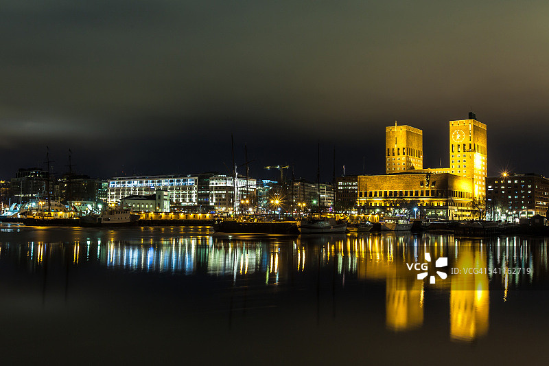 奥斯陆市政厅与倒影图片素材