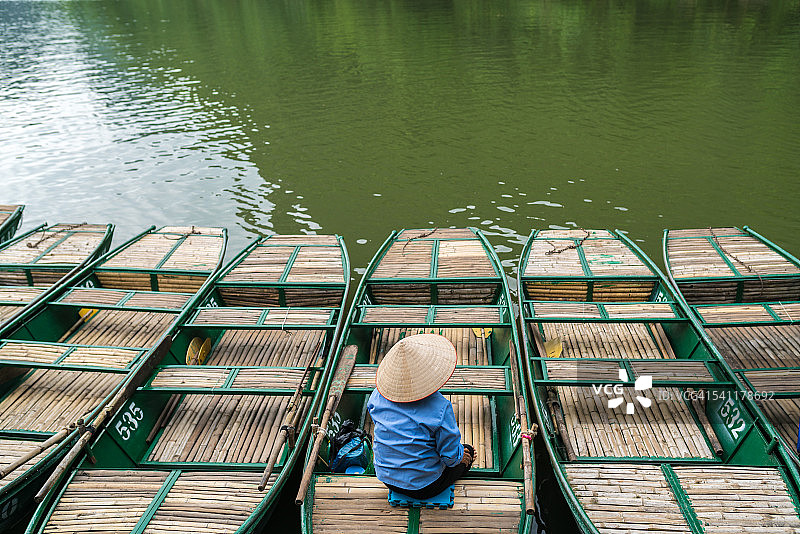 宁平碧洞等候游客的划船女子图片素材
