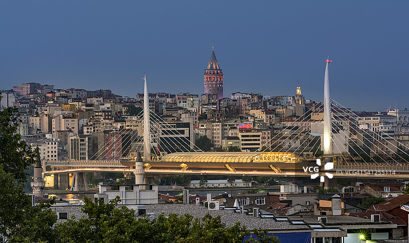 土耳其伊斯坦布尔蓝色时刻的加拉塔塔和地铁桥图片素材