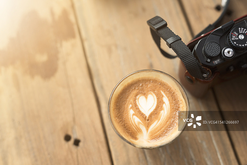 咖啡和复古相机图片素材