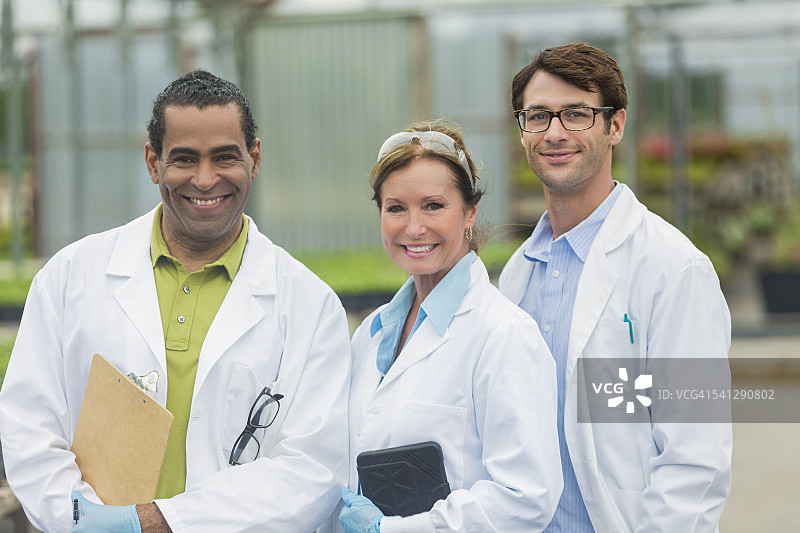 热情科学家团队合作工作图片素材