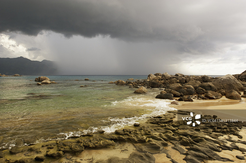 印度洋塞舌尔马埃岛博瓦隆湾上空的积雨云图片素材