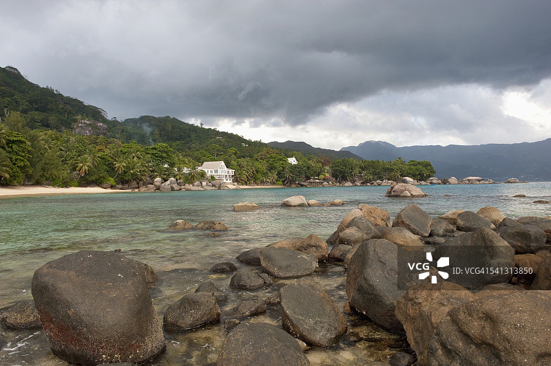 印度洋塞舌尔马埃岛博瓦隆湾上空的积雨云图片素材