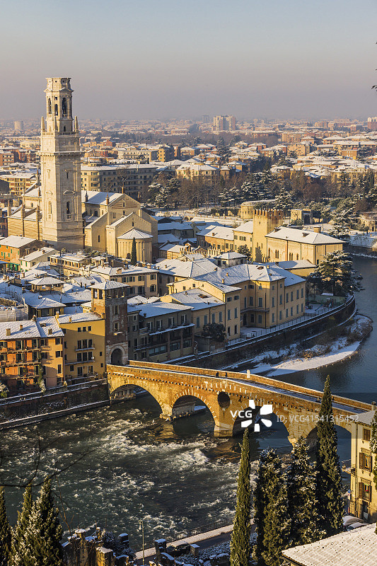 阿迪杰河、石桥和圣玛丽亚主教堂雪景，取自圣彼得城堡山图片素材