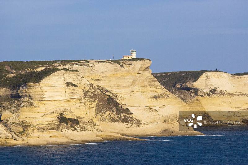法国科西嘉博尼法乔镇附近海岸的灯塔图片素材