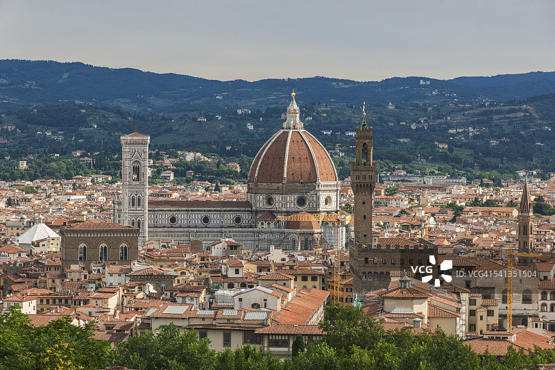 从贝尔维德堡欣赏圣母百花大教堂和旧宫图片素材