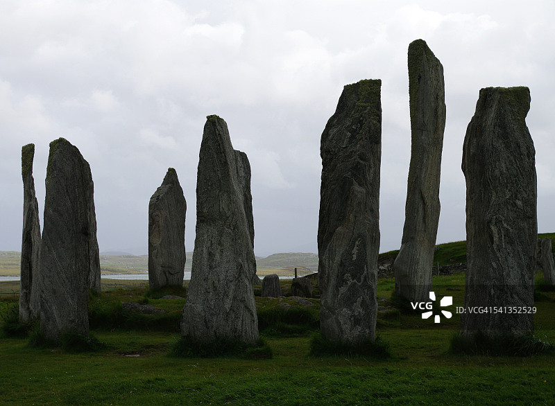 灰色天空下的卡拉尼什巨石图片素材
