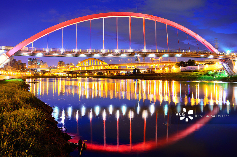 弧形桥的倒影图片素材