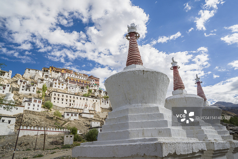 提克塞寺附近村庄的佛塔图片素材
