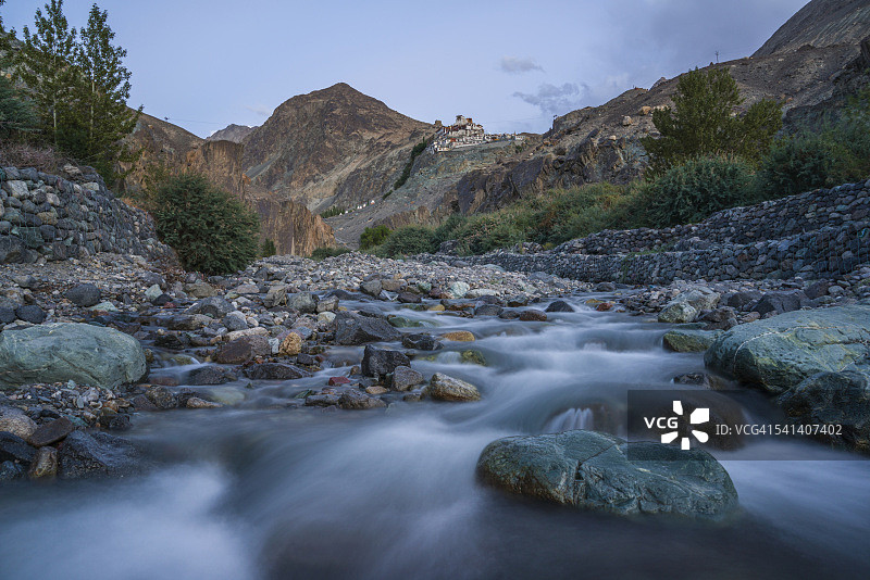 迪斯基特寺附近的村庄河流图片素材