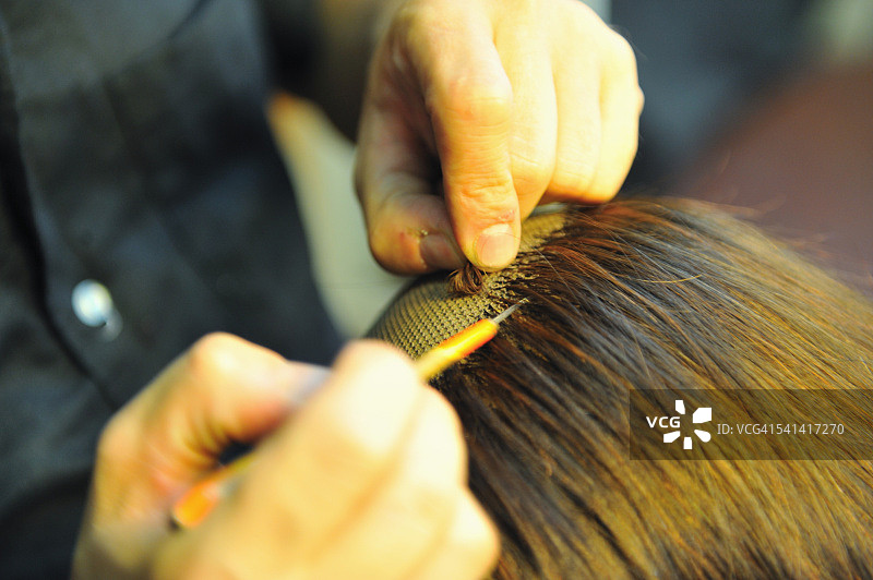 假发制造商在工作图片素材