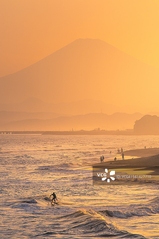 与富士山一起冲浪图片素材