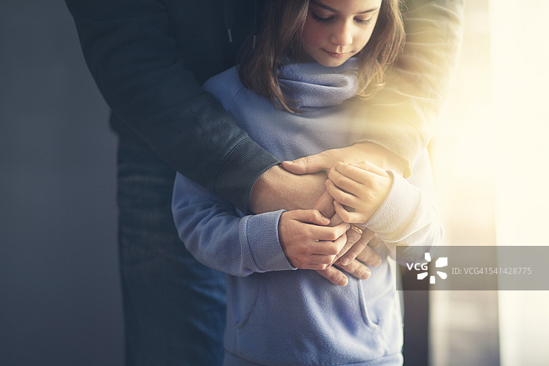 父亲的臂弯呵护着女儿图片素材