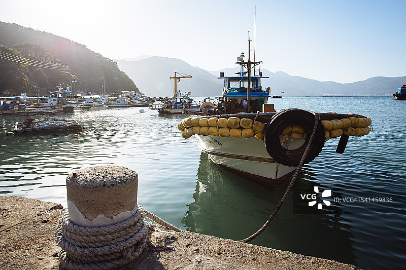 停泊在海堤上的渔船图片素材