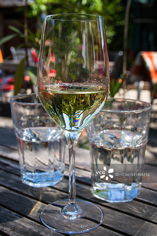 餐桌上的葡萄酒和水杯图片素材